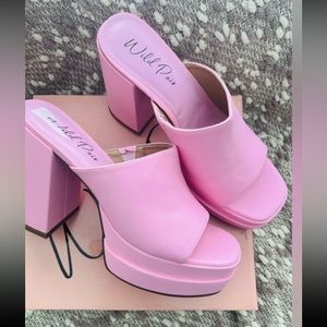 Wild Pair NIB (Ted Lasso Kylee ) 4.5” Block Heel Platform Beauties